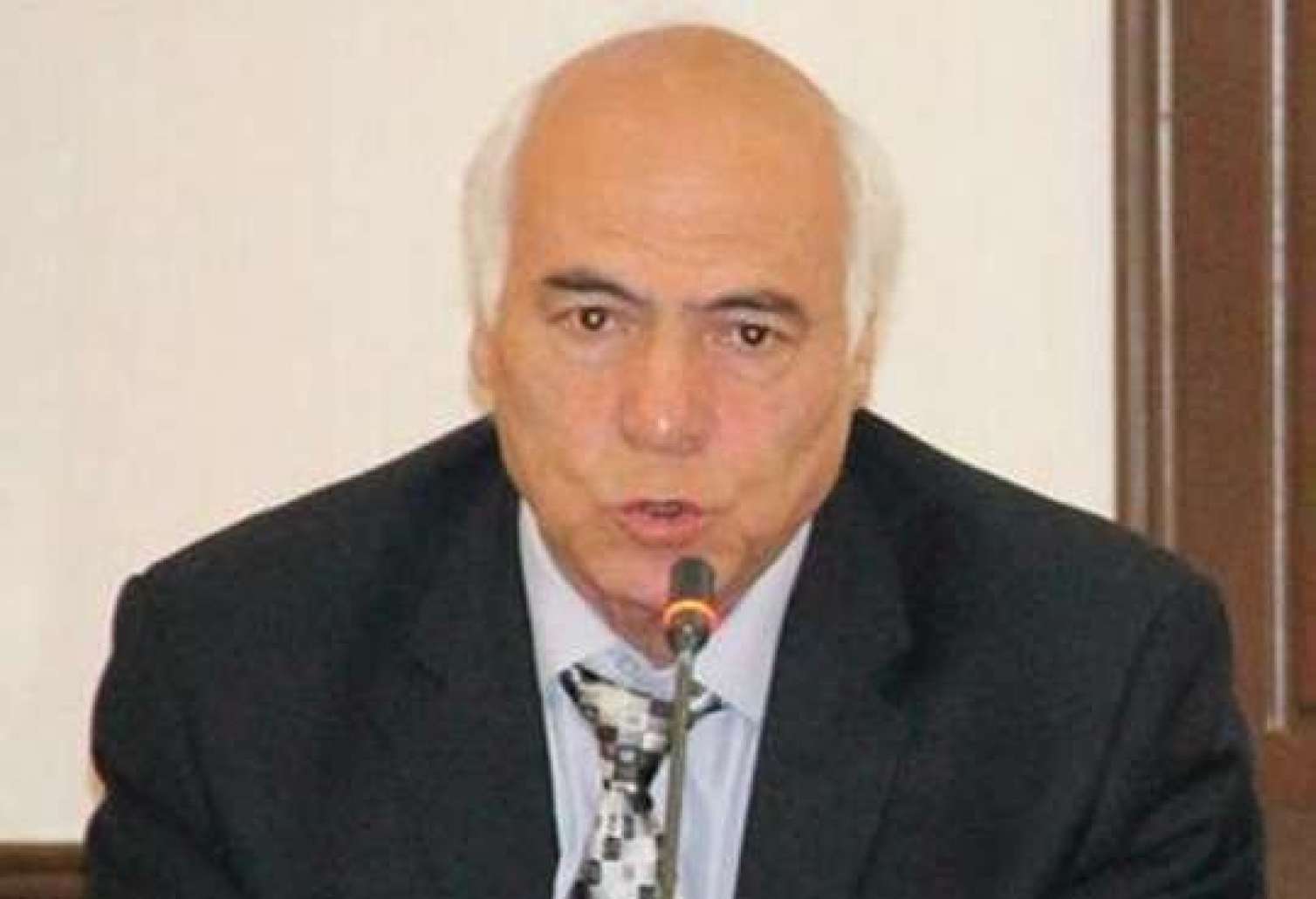 Tanınmış professor evini tərk edir – Nazirə müraciət 