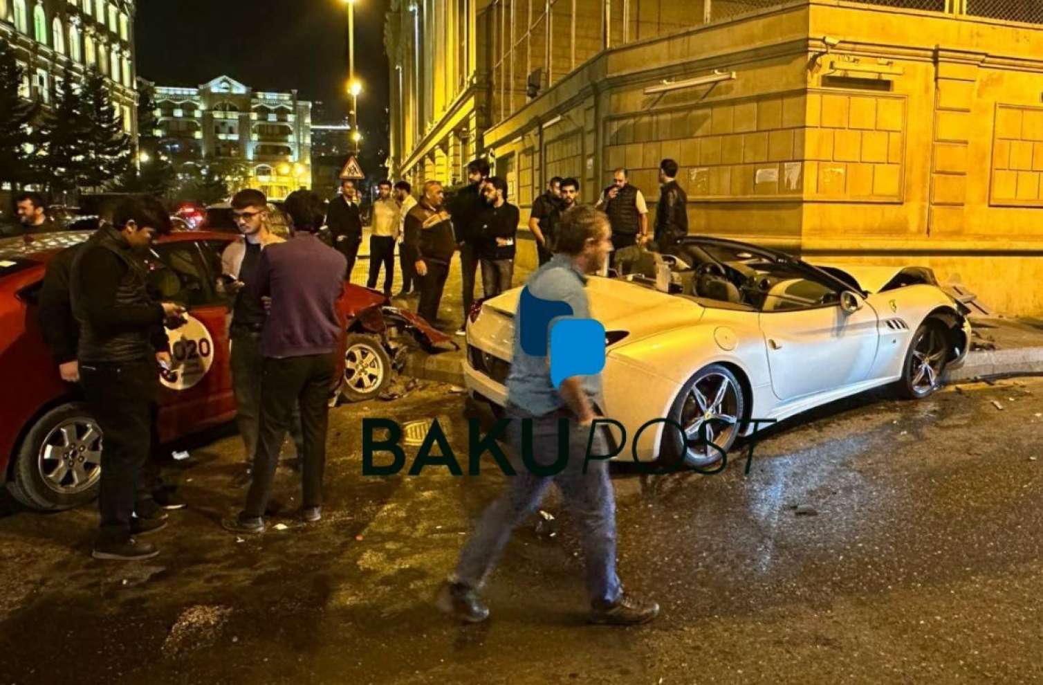 Bakıda  “Ferrari” ilə “Prius” toqquşdu - ViDEO 