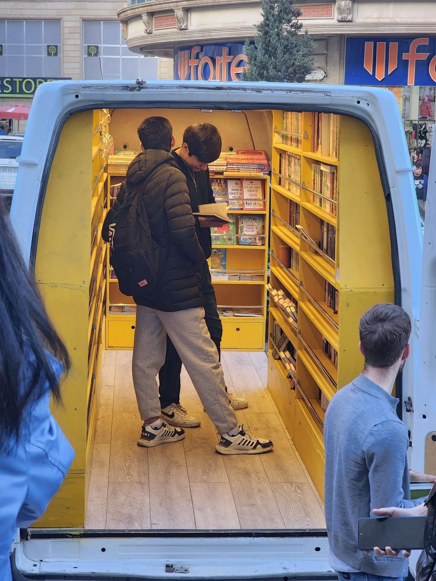 Kitaba yığışan fövqəladə gözlər, qızıl xaş, şirin çörək... - Bir daha Gəncə - FOTO 