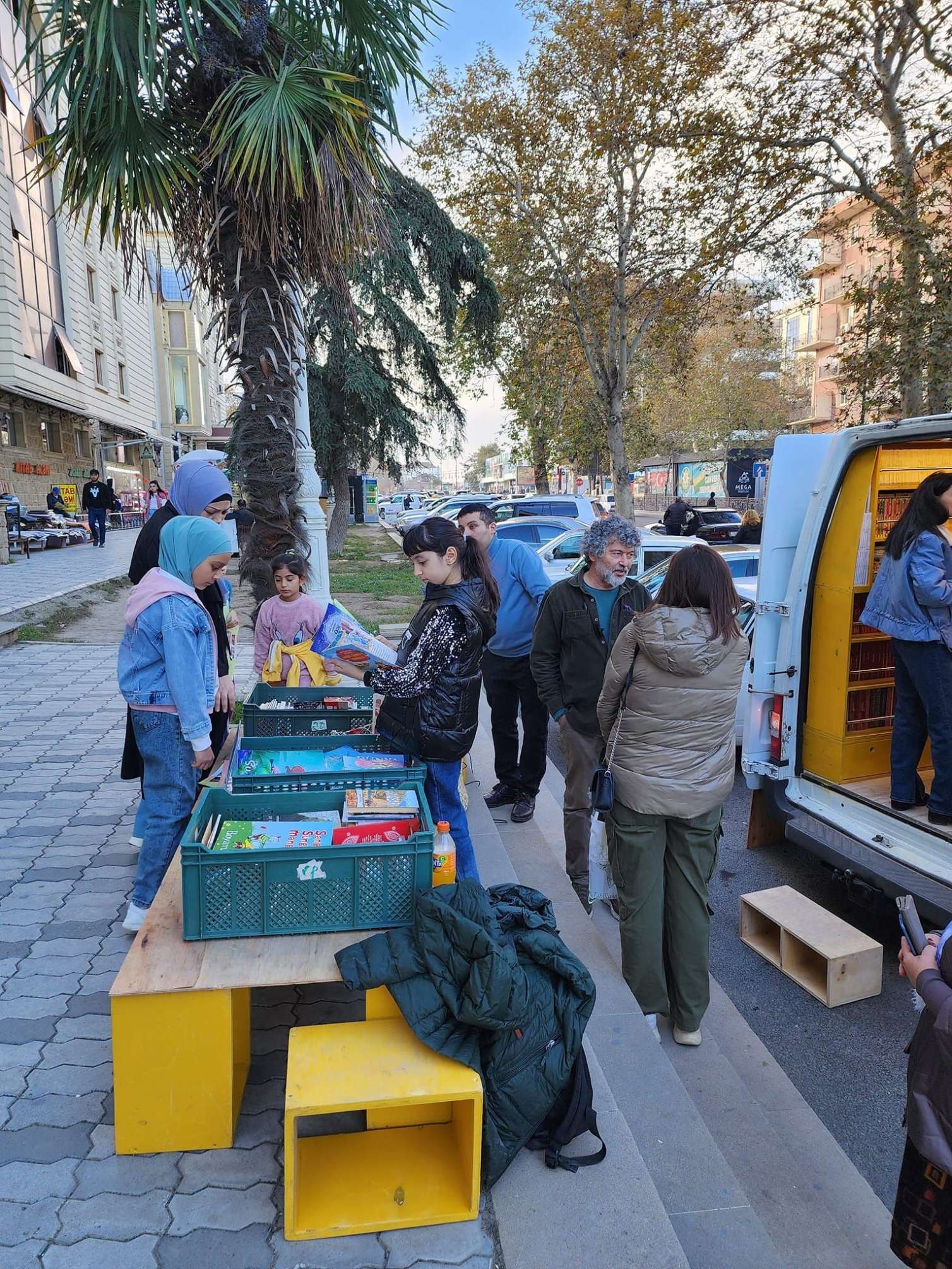 Kitaba yığışan fövqəladə gözlər, qızıl xaş, şirin çörək... - Bir daha Gəncə - FOTO 