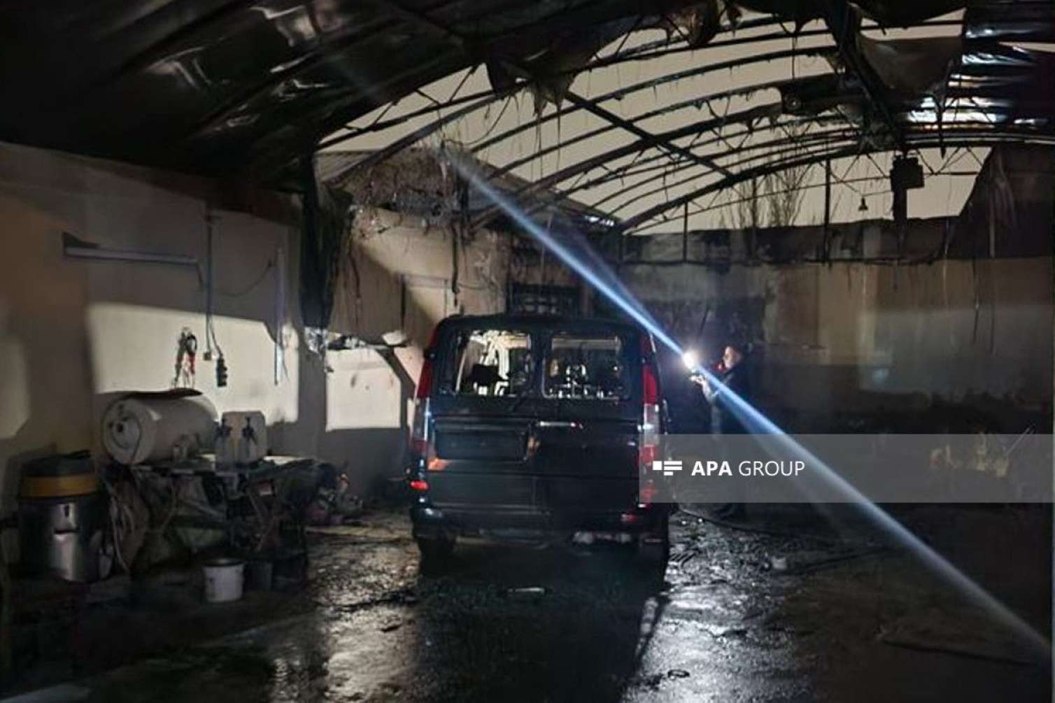 Bakıda avtoyuma məntəqəsində yanğın - 3 avtomobil yandı - FOTO 