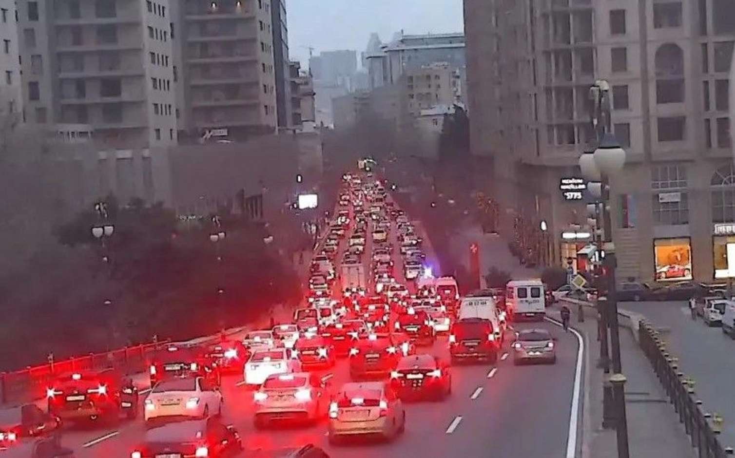 Bakıda sıxlıq olan YOLLAR 