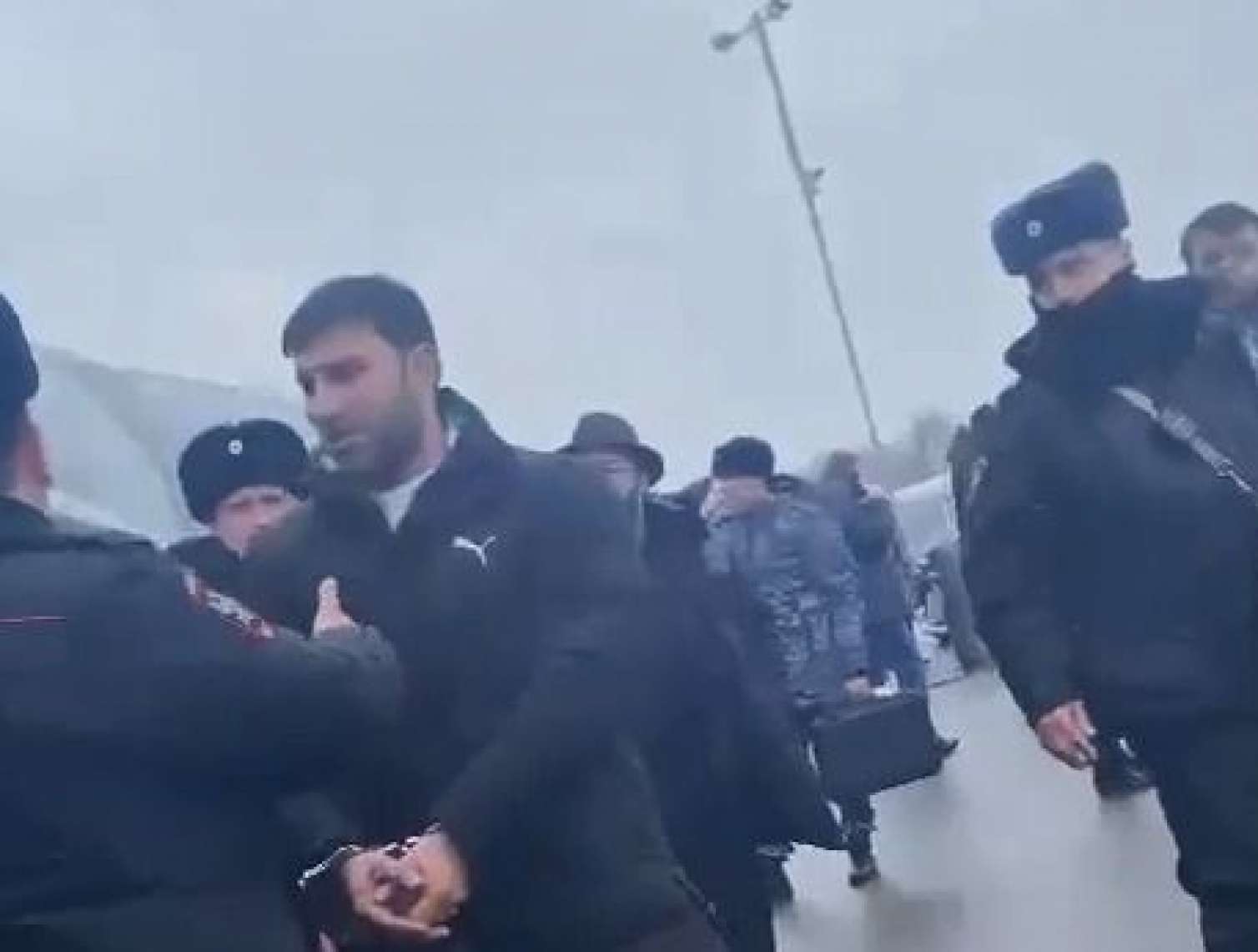 Kamili hava limanından əliqandallı çıxardılar -  VİDEO