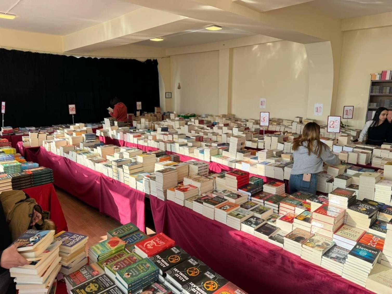 "Qanun"dan növbəti kitab yarmarkası - 90 faizədək endirimlər 