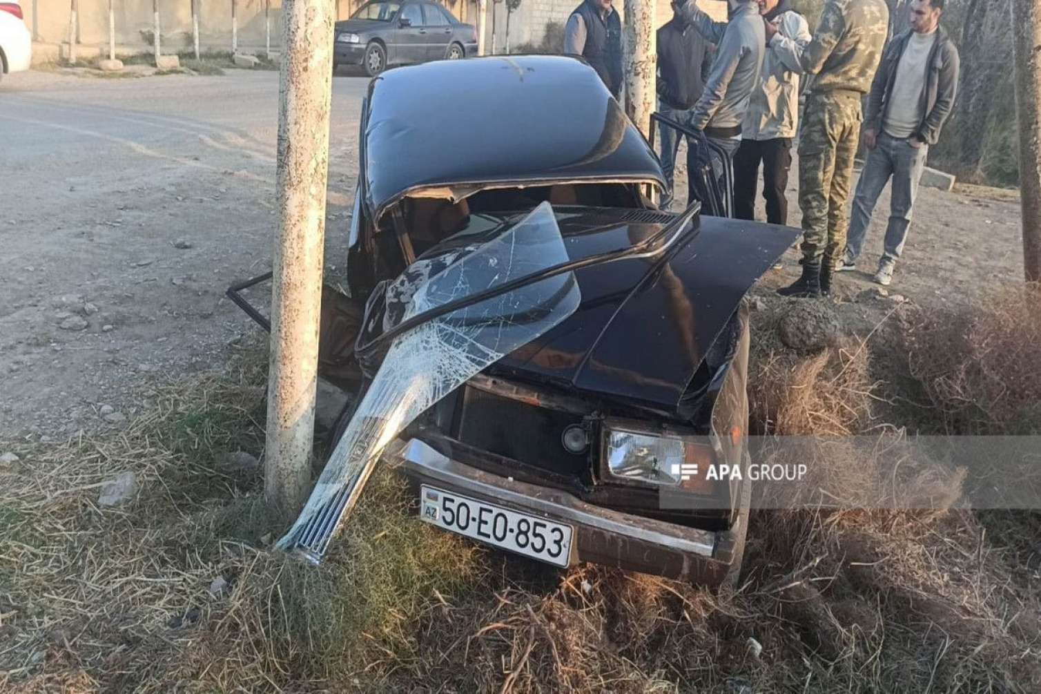 Avtomobil dirəyə çırpıldı, dörd nəfər xəsarət aldı 
