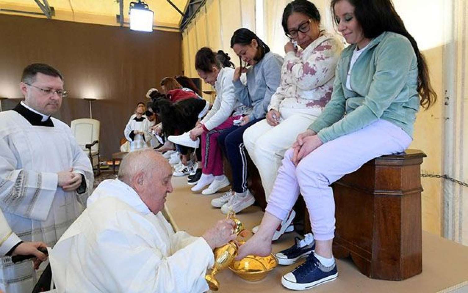 Papa qadın məhbusların ayaqlarını yuyub öpdü 