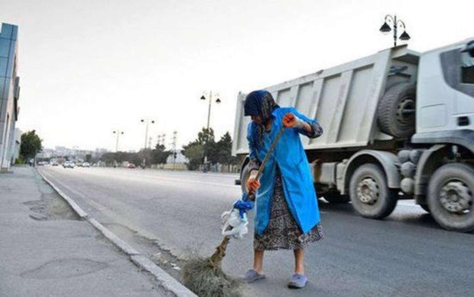 Təmizlik işçiləri niyə yol qəzalarının qurbanı olur? - Açıqlama 