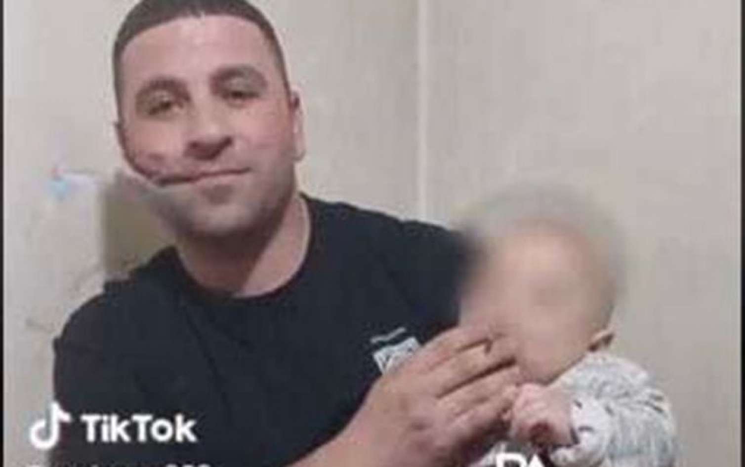 Задержан отец, давший покурить своему годовалому ребенку - ФОТО 