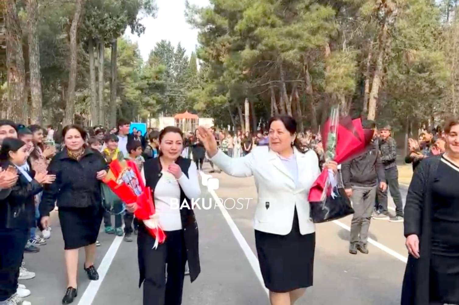 Direktoru göz yaşları ilə yola saldılar - Kövrək anlar -  VİDEO