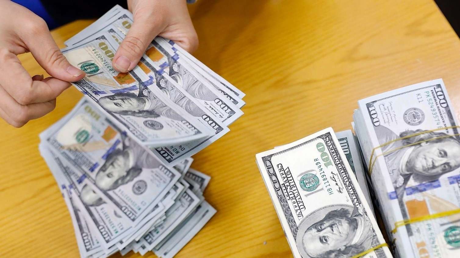 Gələn il dollar bahalaşa bilər -  2 manatdan çox...