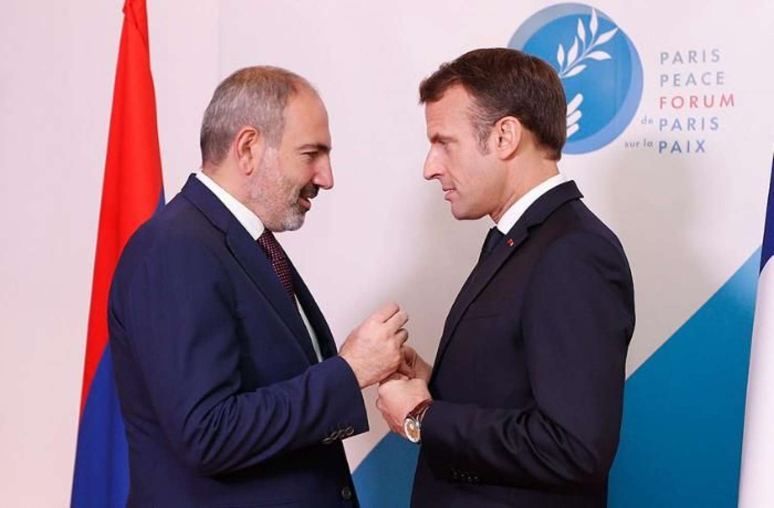 Makron İrəvanın Bakı ilə münasibətlərinə görə Paşinyanı təbrik etdi 