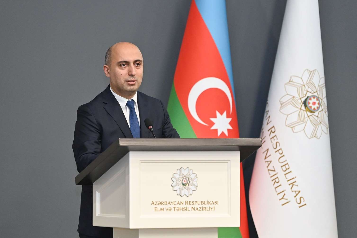 “Oturub uşaqlara normal dərslik yazmaq lazımdır” - Nazir 