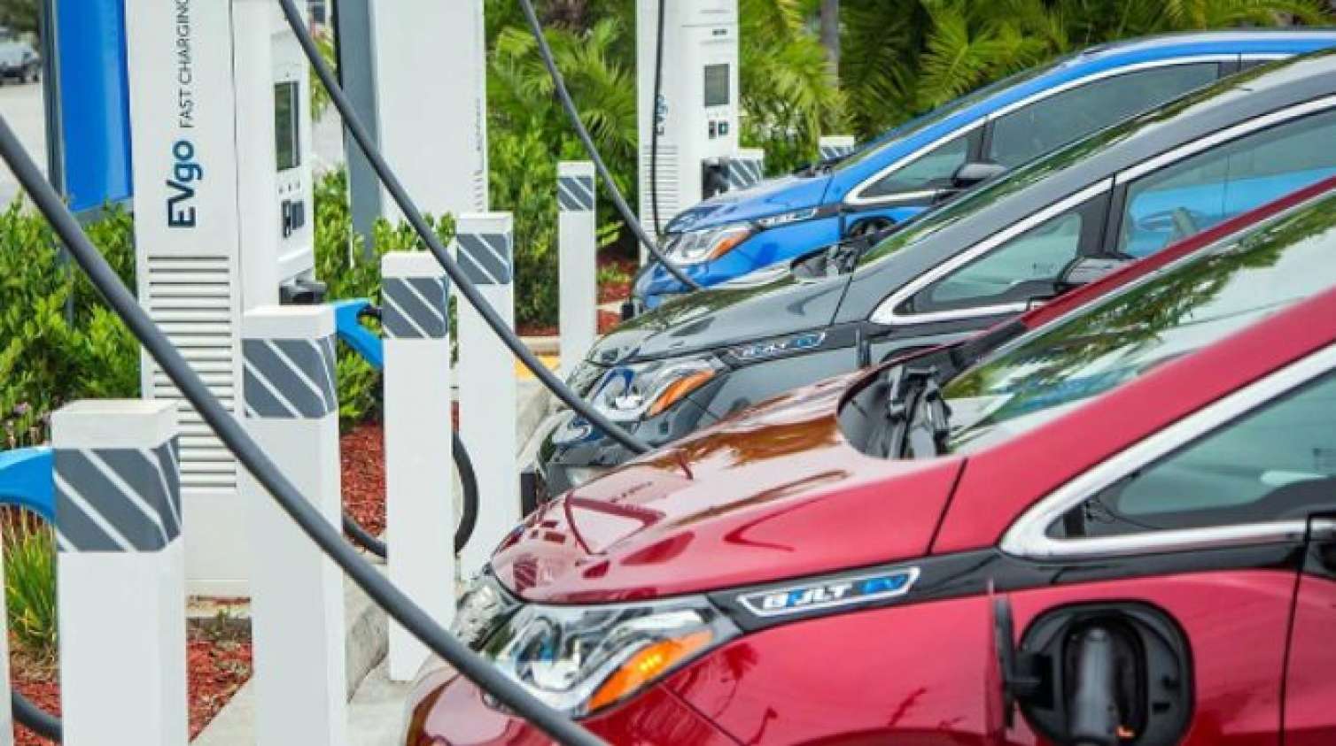 Elektromobillər çoxalır, enerjidoldurma məntəqələri çatışmır - Nə etməli? 