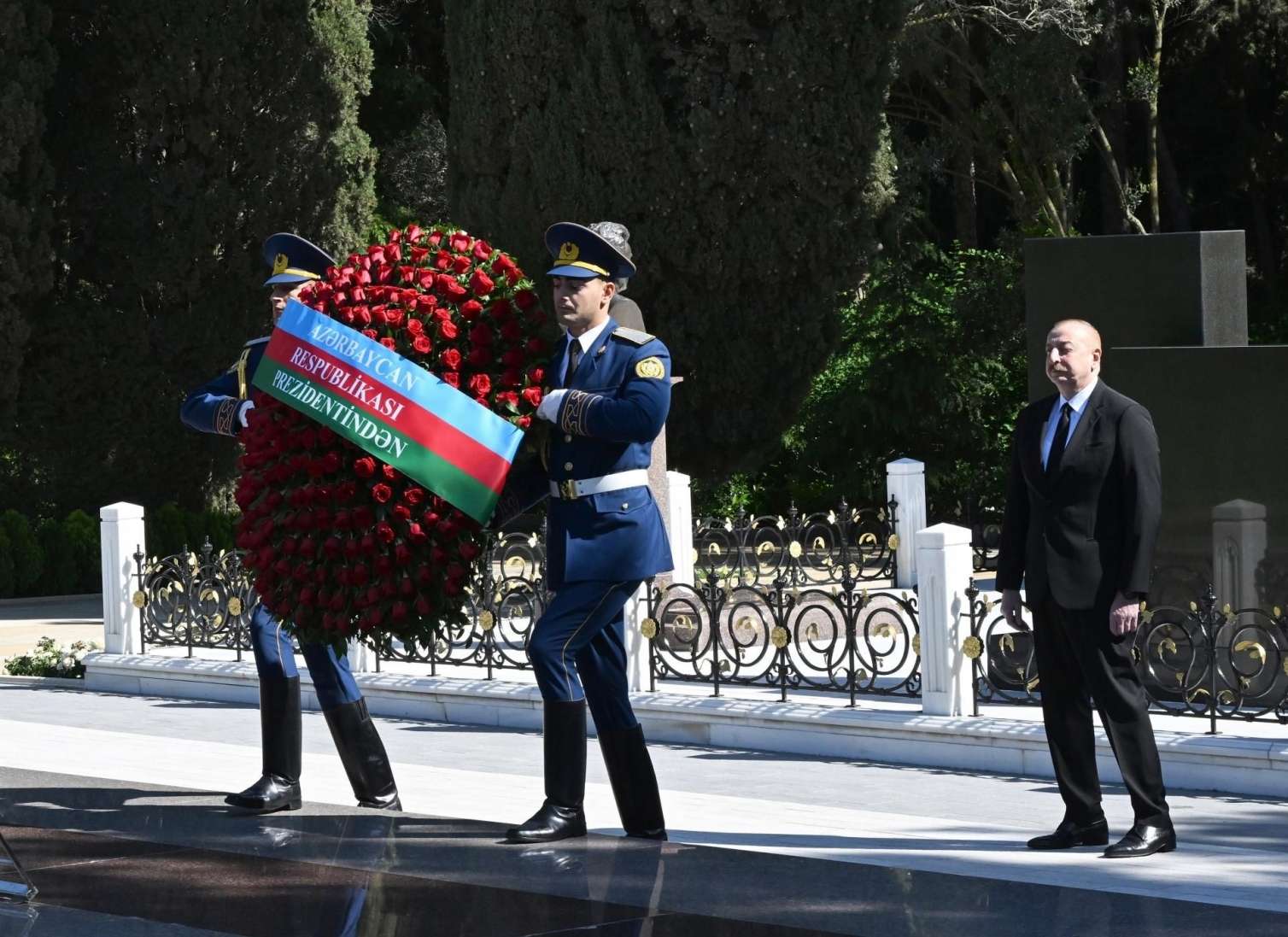 Президент и первая леди посетили могилу Гейдара Алиева – ФОТО 