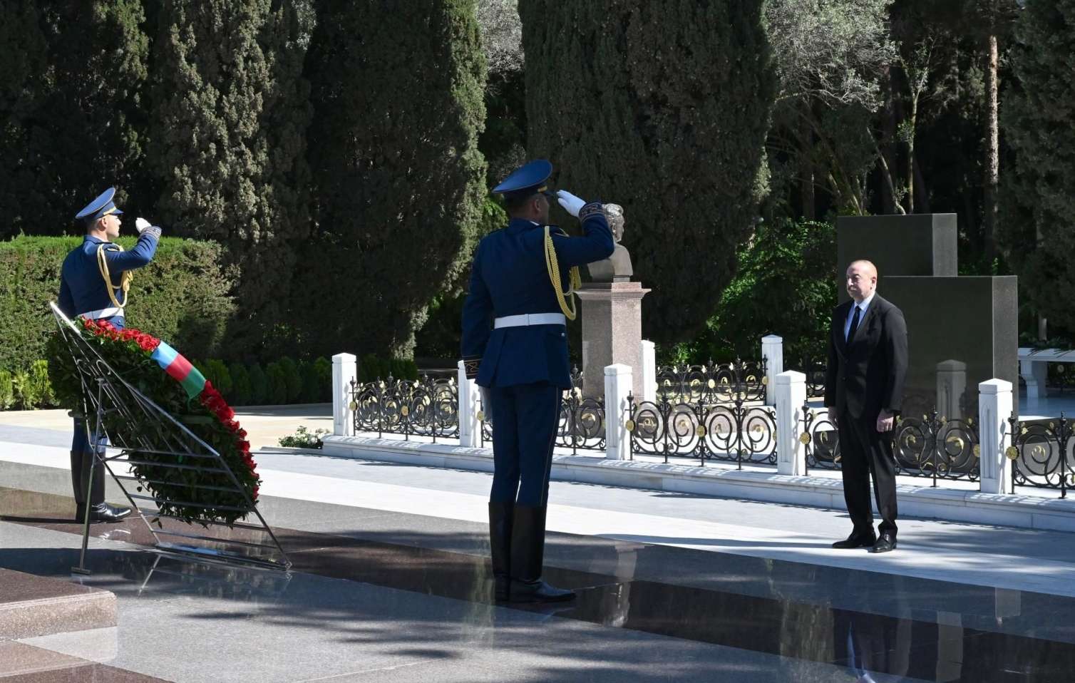 Президент и первая леди посетили могилу Гейдара Алиева – ФОТО 