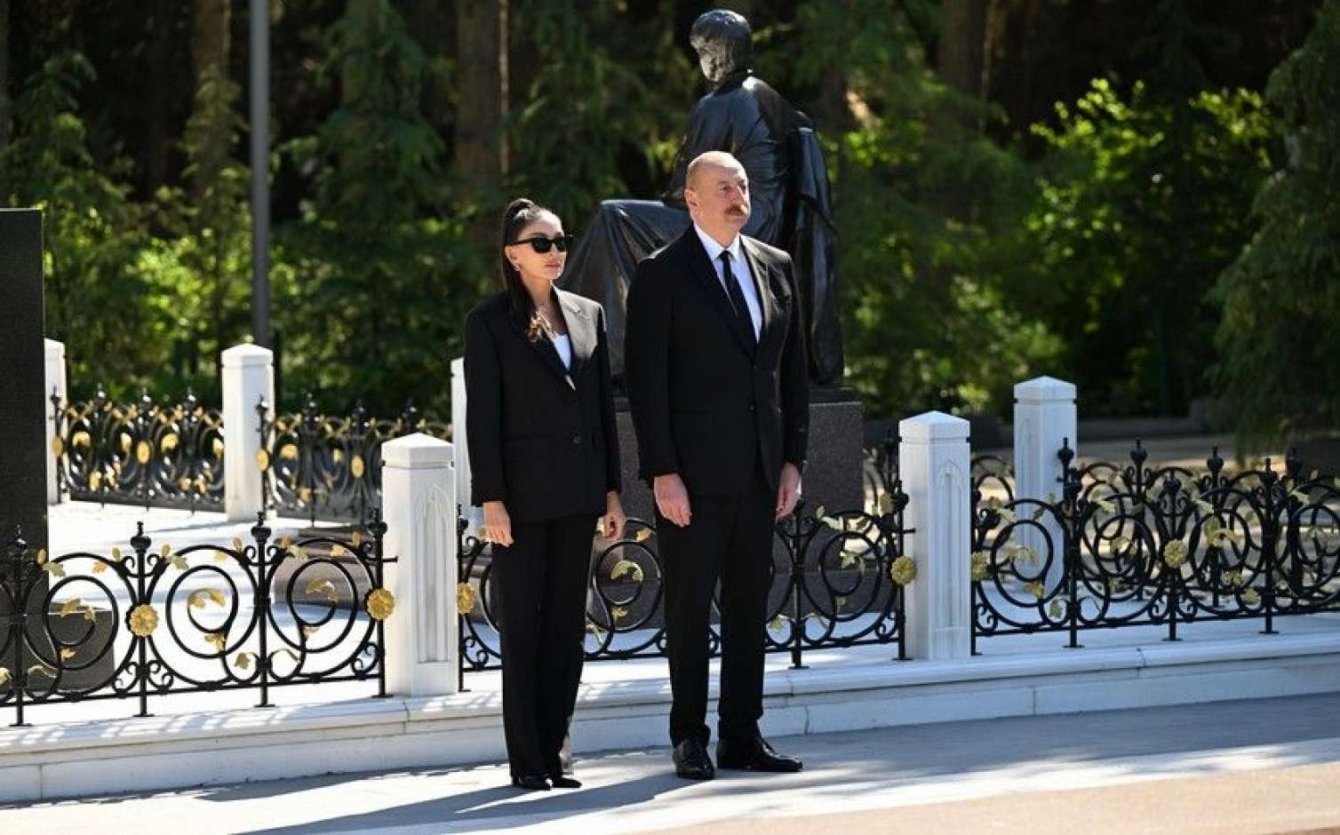 Президент и первая леди посетили могилу Гейдара Алиева – ФОТО 