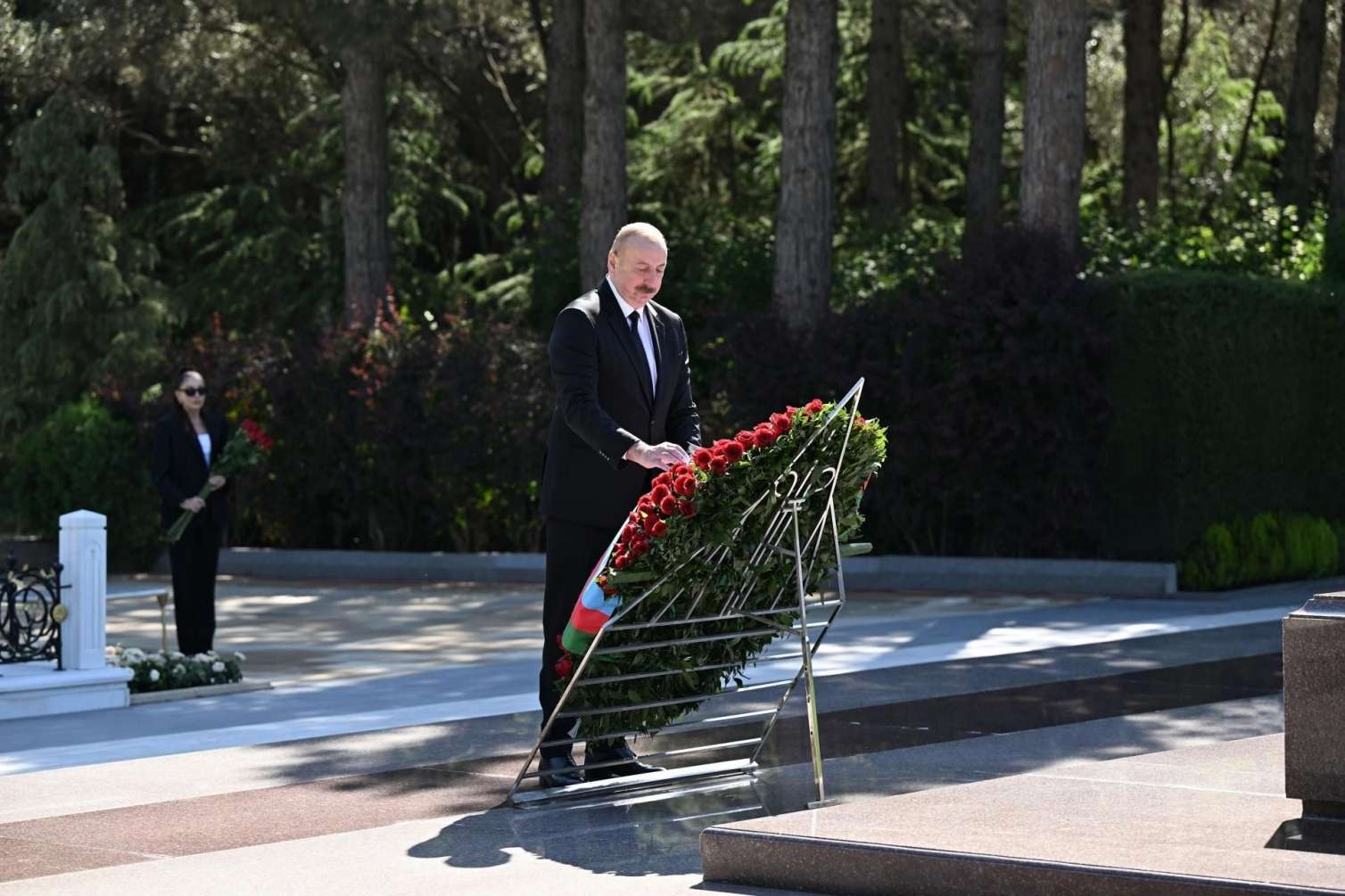 Президент и первая леди посетили могилу Гейдара Алиева – ФОТО 