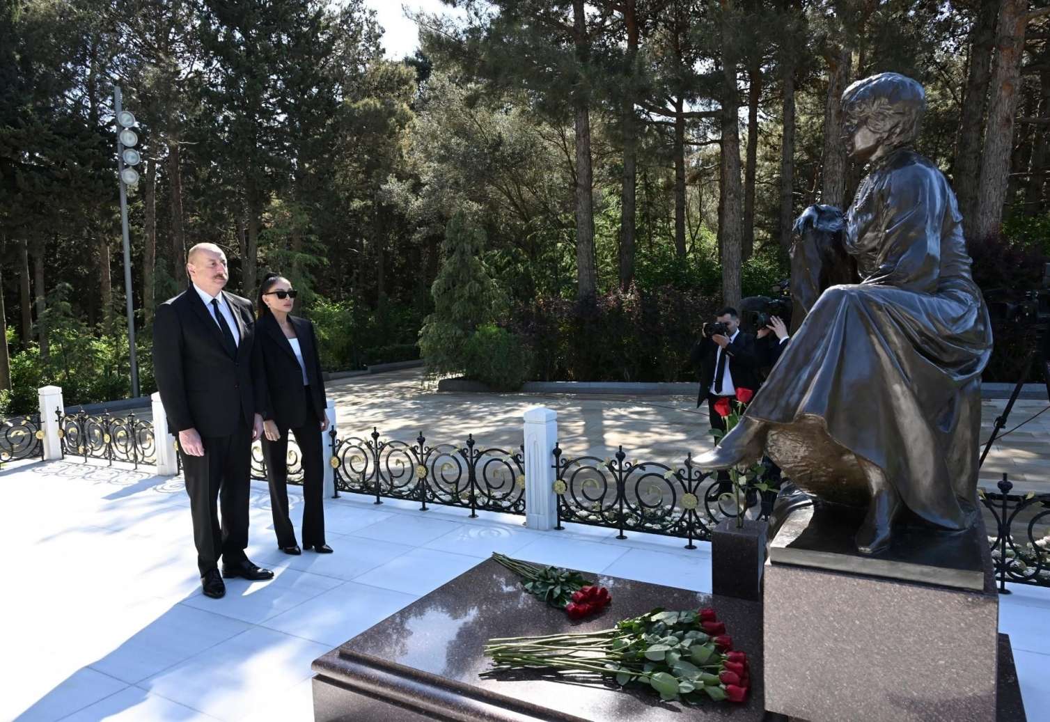 Президент и первая леди посетили могилу Гейдара Алиева – ФОТО 