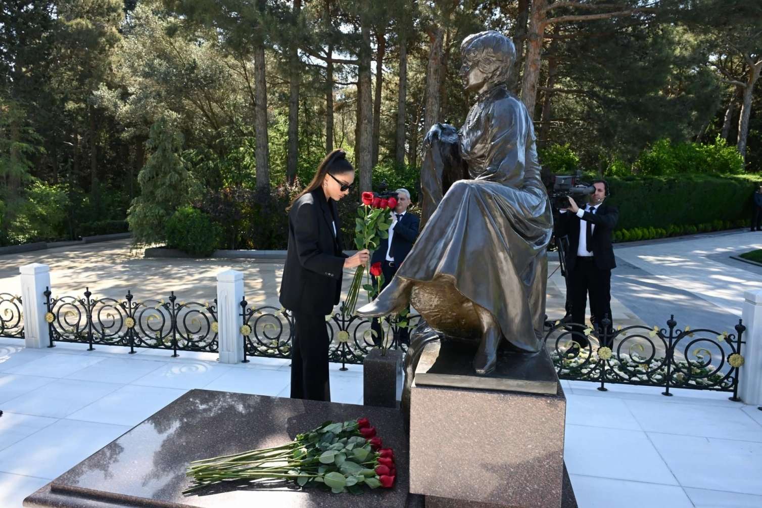 Президент и первая леди посетили могилу Гейдара Алиева – ФОТО 