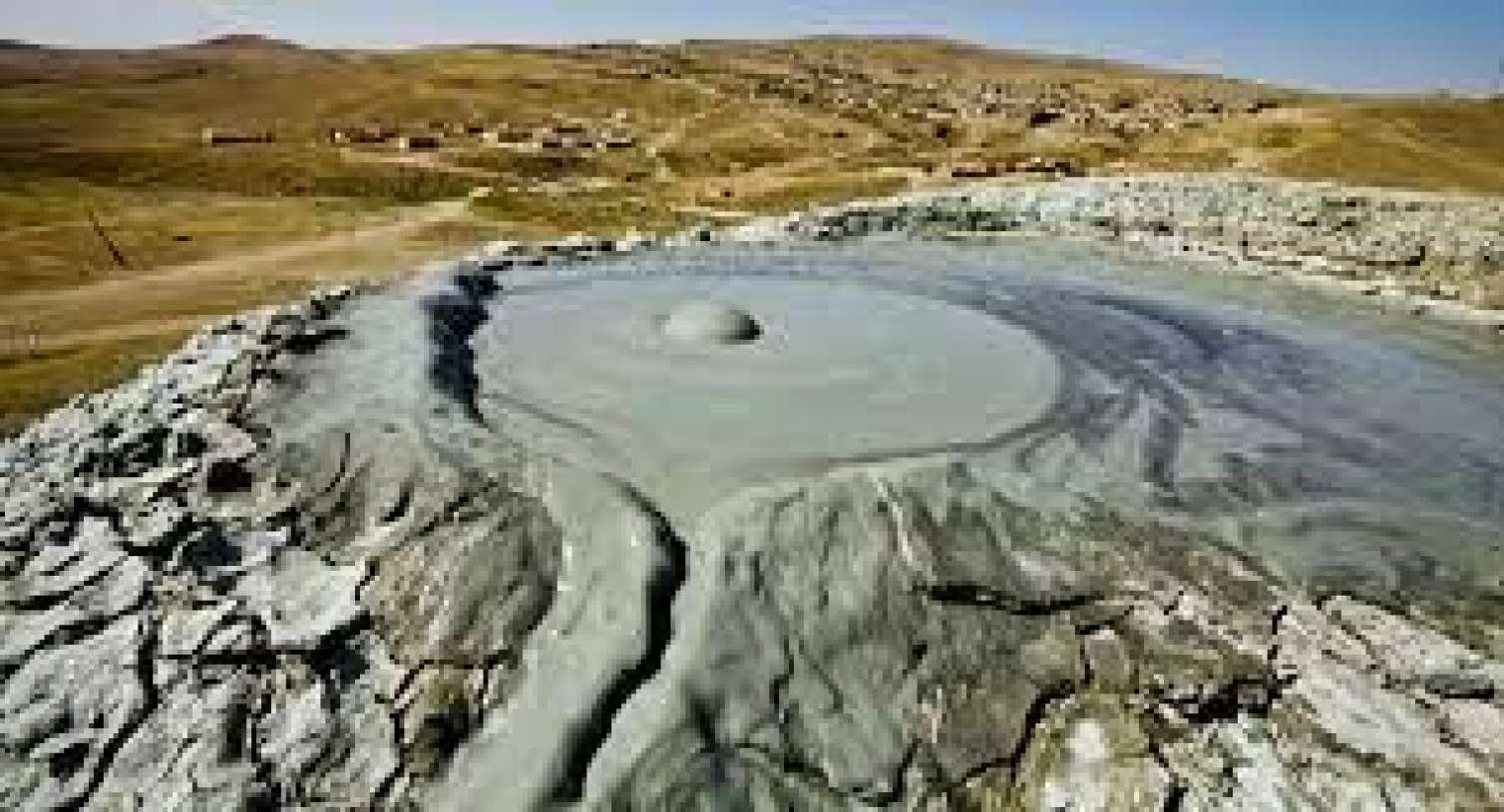 Güzdəkdə vulkan püskürdü 