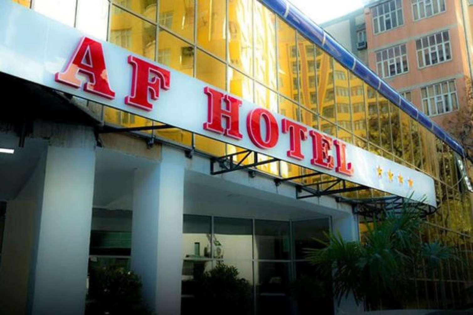 Bakıda şok cinayət: Hoteldə sevgilisini pəncərədən atdı 