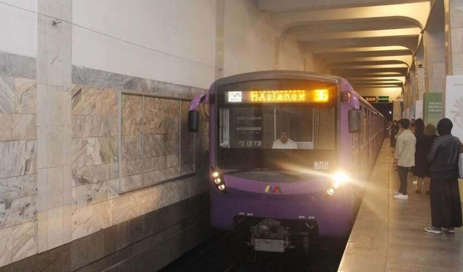 Bakı metrosunda sərnişinin halı pisləşdi 