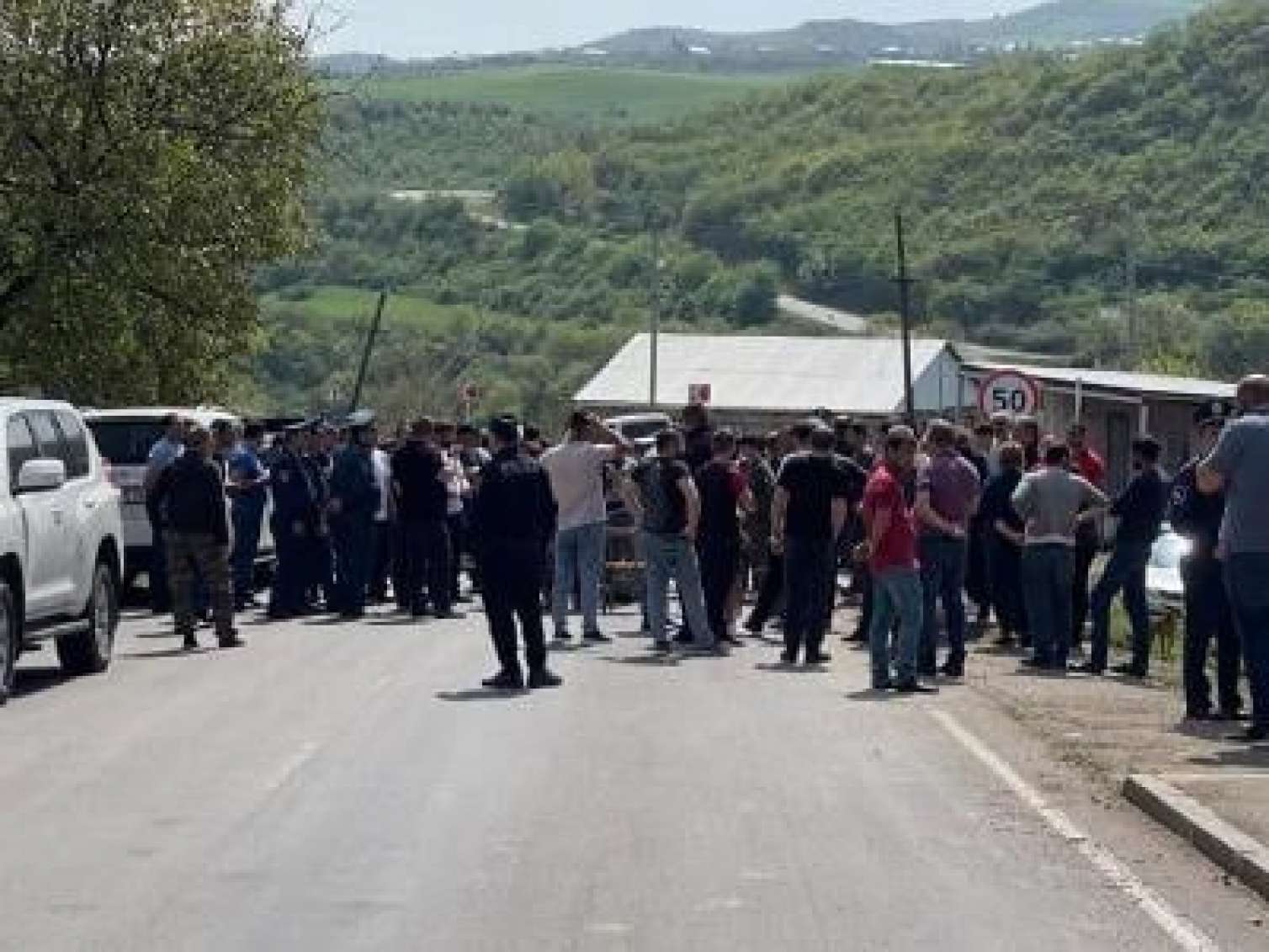 Ermənilər Azərbaycana qaytarılan kənddə yolu kəsdilər -  VİDEO