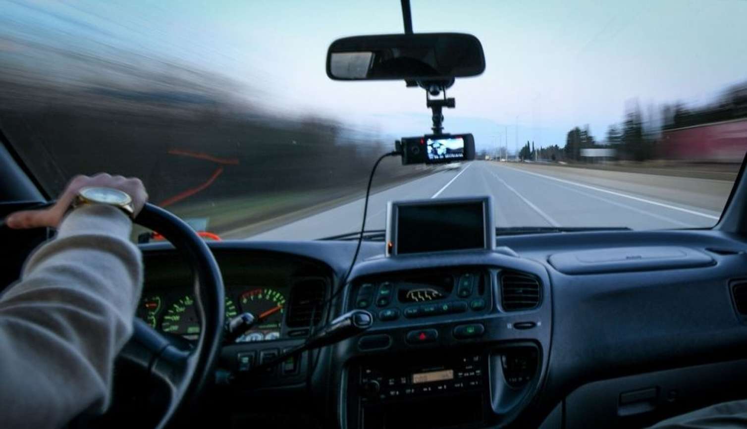 “Ayıq sürücü” qadın müştərinin pulunu oğurladı – Yolda yatıbmış 