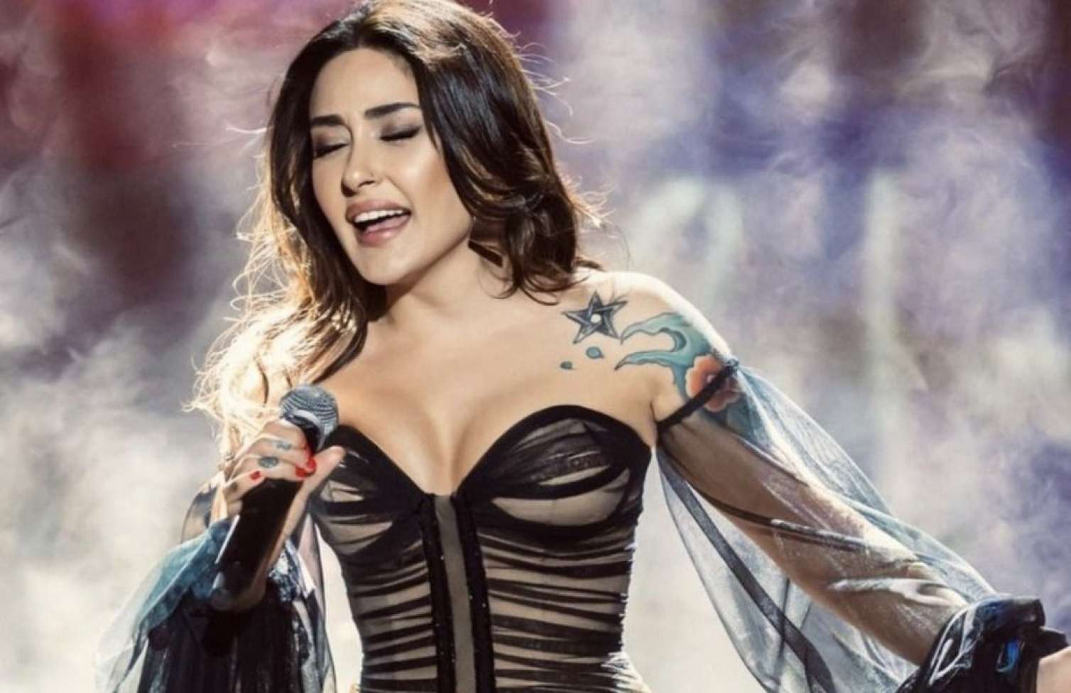 Məşhur müğənni transparan geyimi ilə gündəm oldu -  FOTO