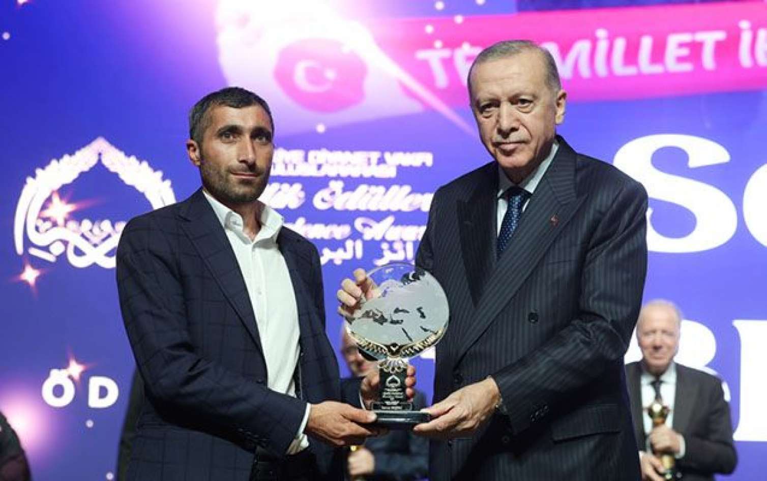 Ərdoğan Sərvəri mükafatlandırdı 
