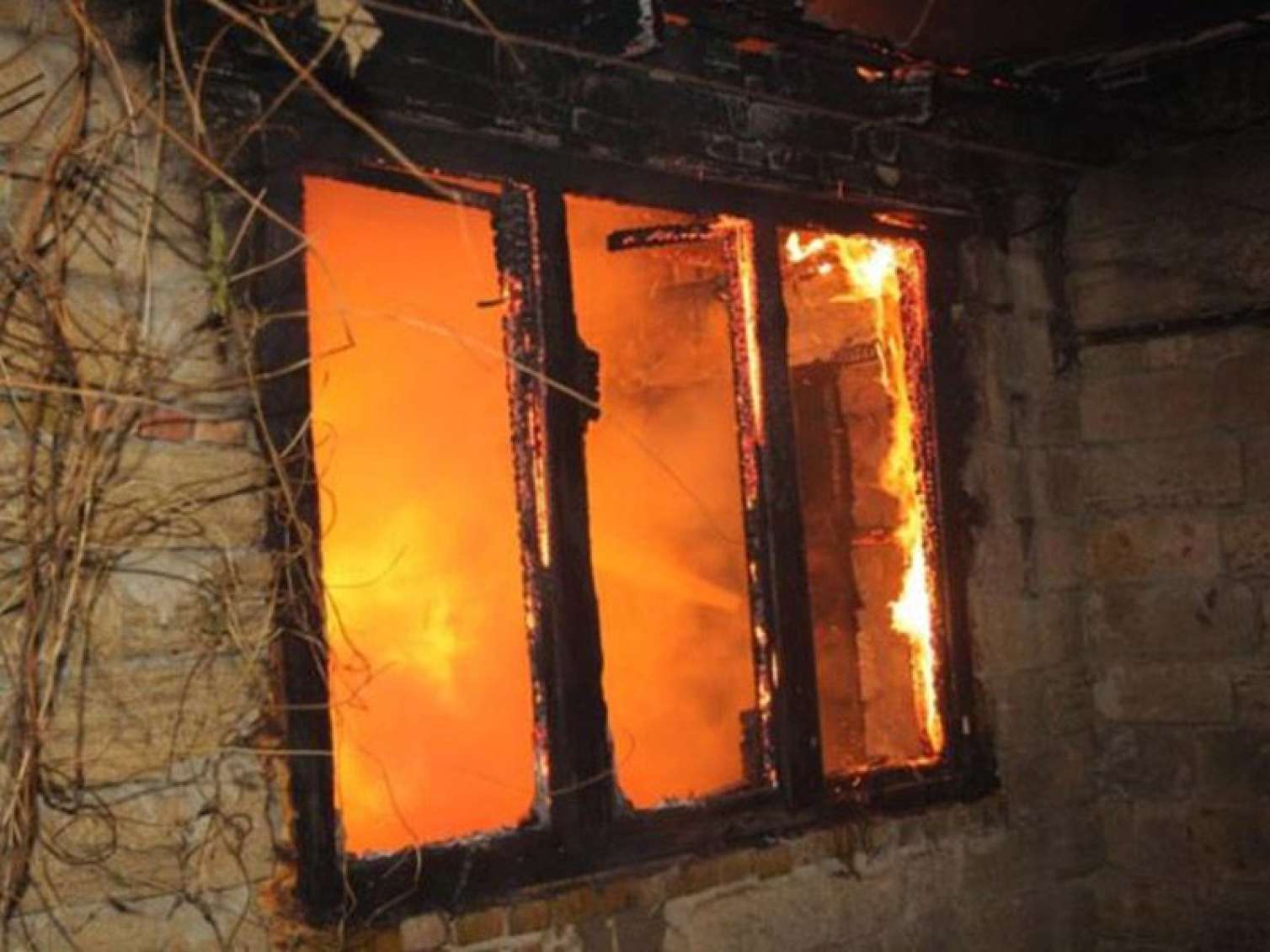 Sabunçuda ev yandı, bir nəfər xəstəxanalıq oldu - YENİLƏNDİ 