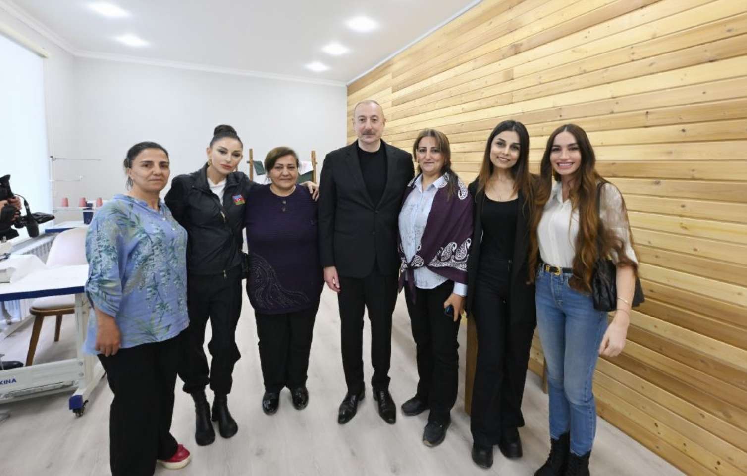 Prezident və xanımı Xocalı sakinləri ilə - Səmimi görüntülər 
