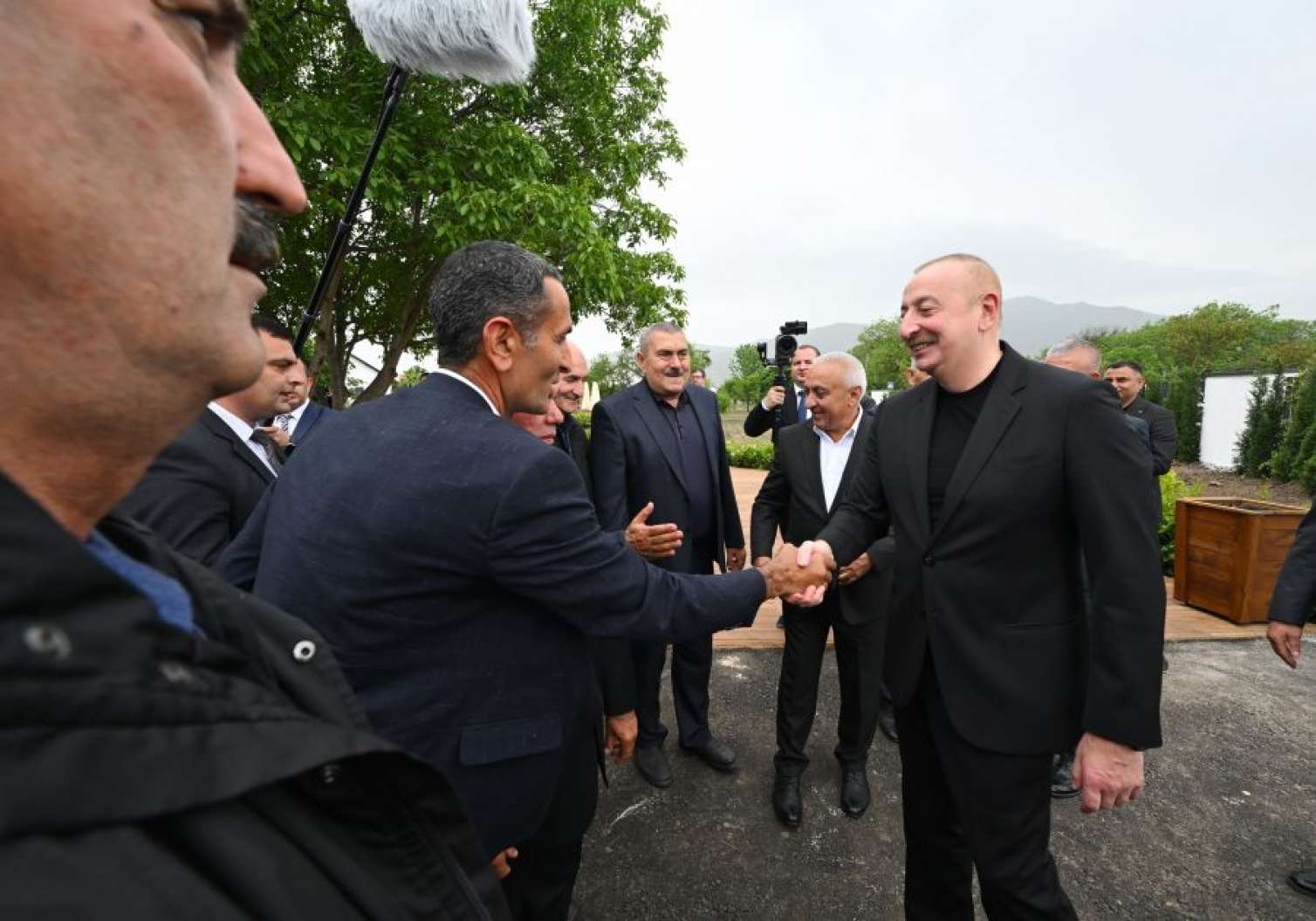 Prezident və xanımı Xocalı sakinləri ilə - Səmimi görüntülər 