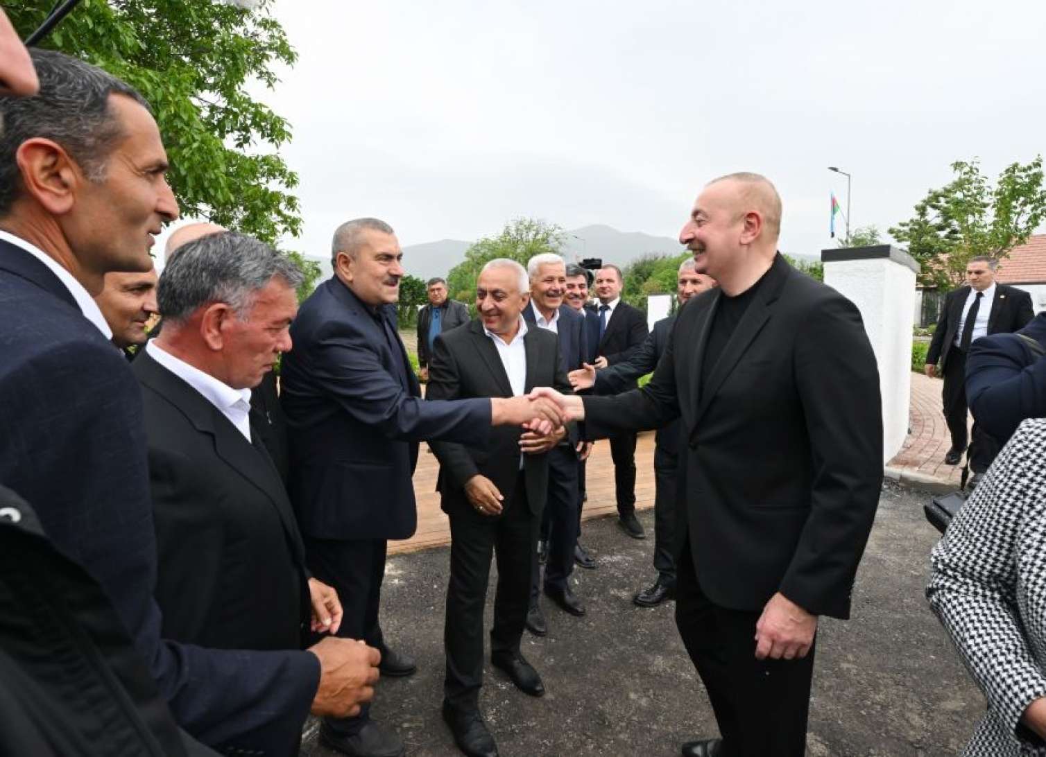 Prezident və xanımı Xocalı sakinləri ilə - Səmimi görüntülər 