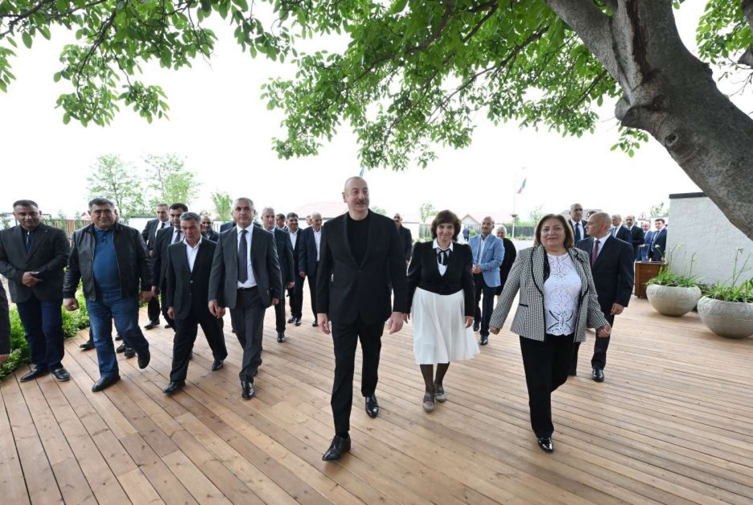 Prezident və xanımı Xocalı sakinləri ilə - Səmimi görüntülər 