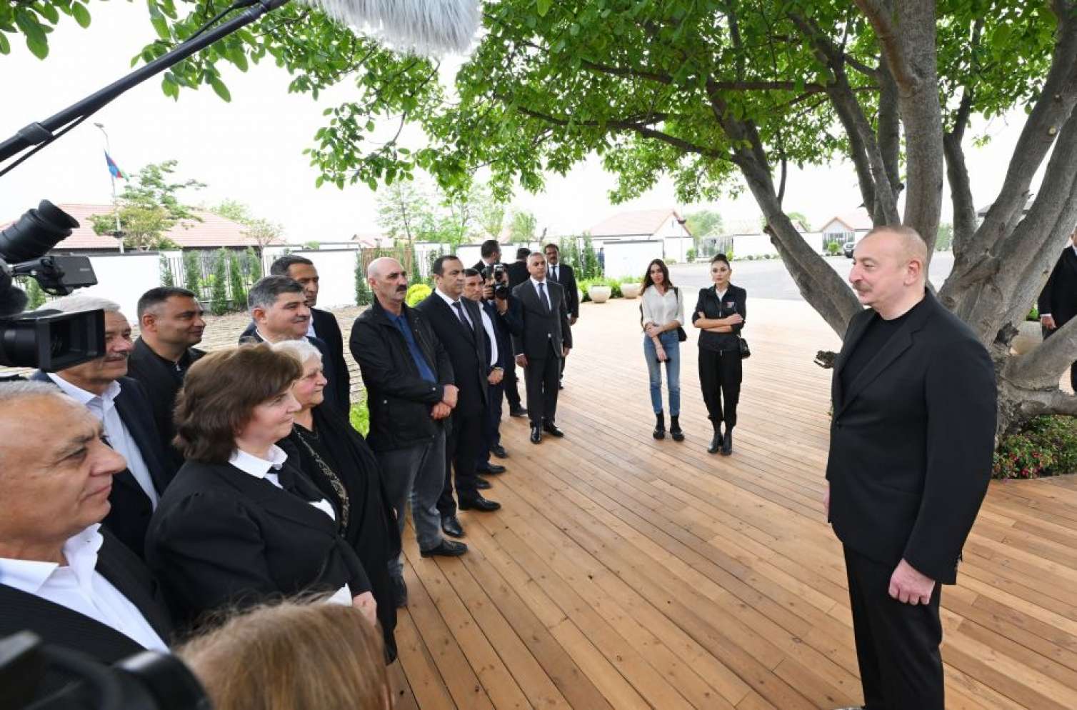 Prezident və xanımı Xocalı sakinləri ilə - Səmimi görüntülər 