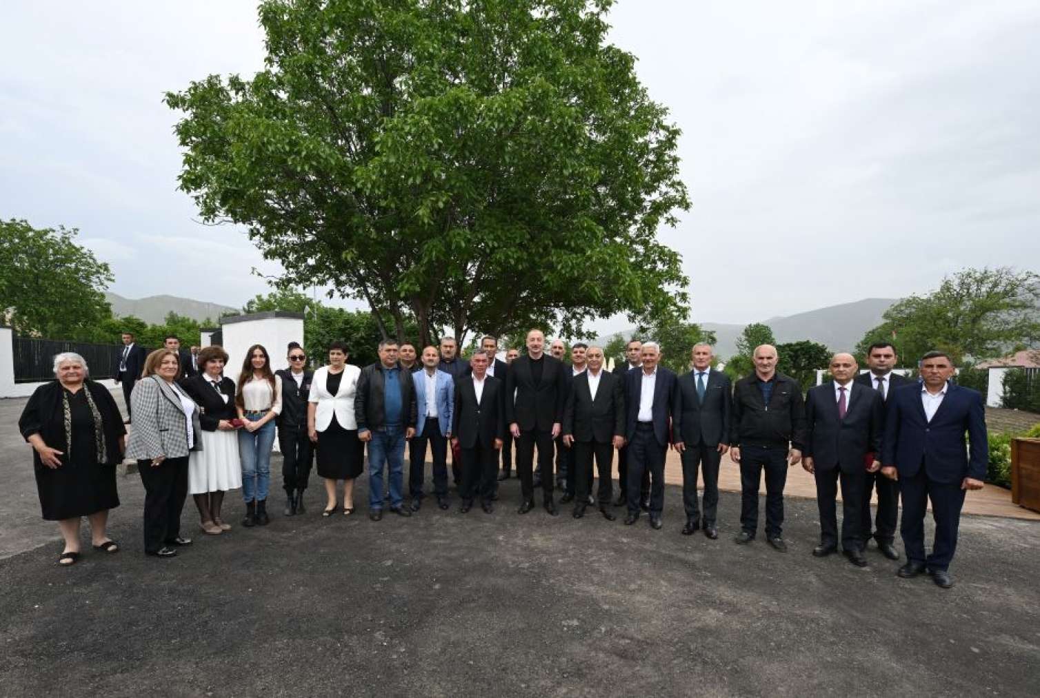 Prezident və xanımı Xocalı sakinləri ilə - Səmimi görüntülər 
