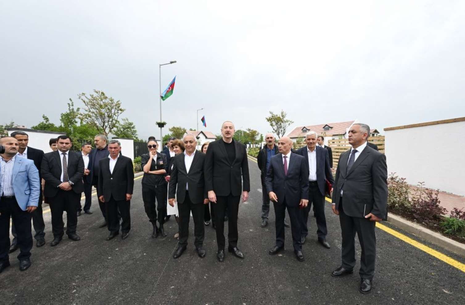 Prezident və xanımı Xocalı sakinləri ilə - Səmimi görüntülər 