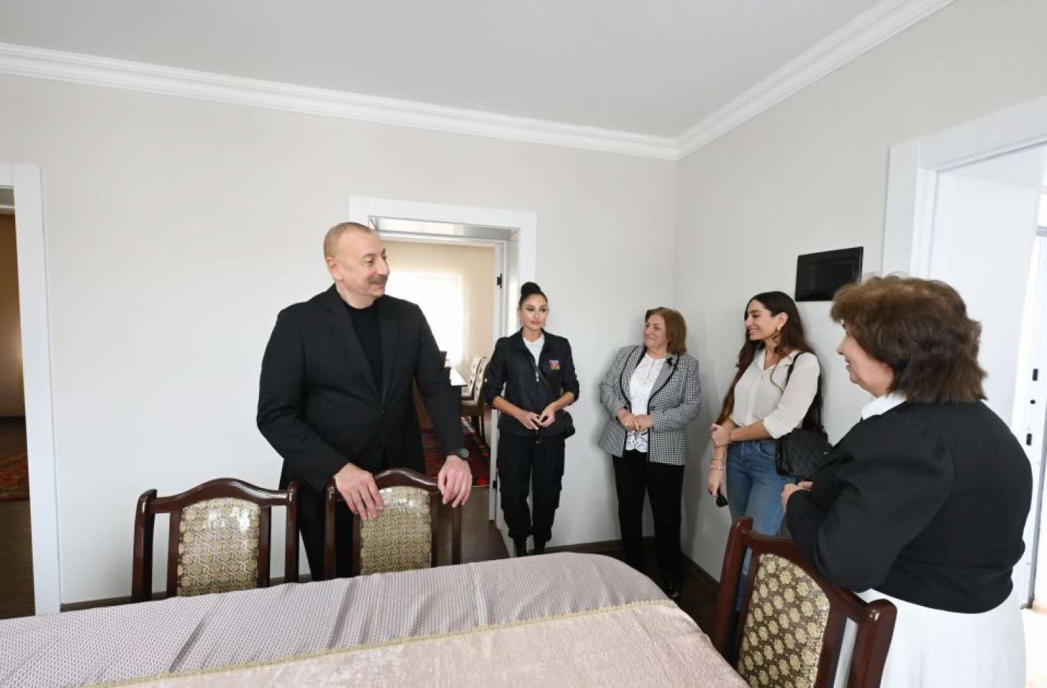 Prezident və xanımı Xocalı sakinləri ilə - Səmimi görüntülər 
