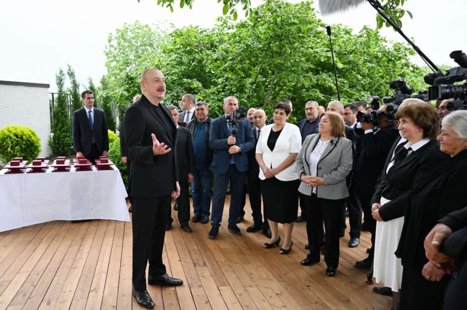 Prezident və xanımı Xocalı sakinləri ilə - Səmimi görüntülər 