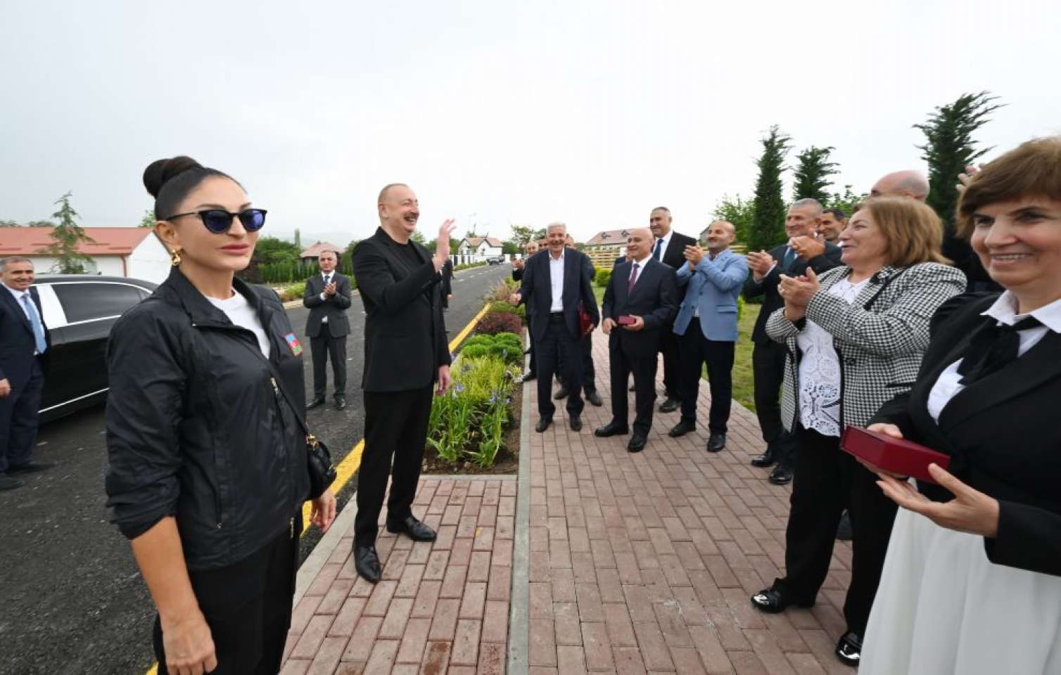 Prezident və xanımı Xocalı sakinləri ilə - Səmimi görüntülər 