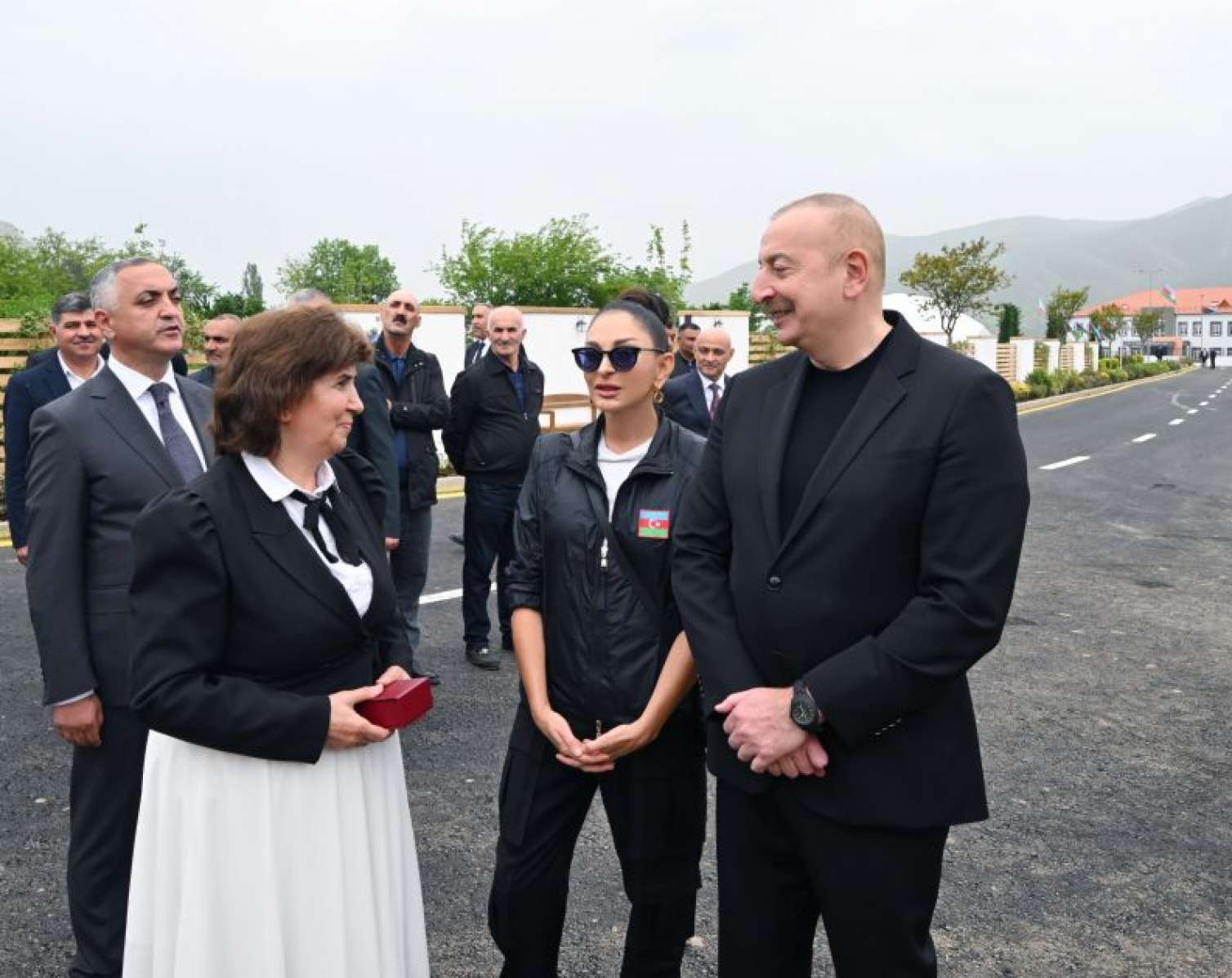 Prezident və xanımı Xocalı sakinləri ilə - Səmimi görüntülər 