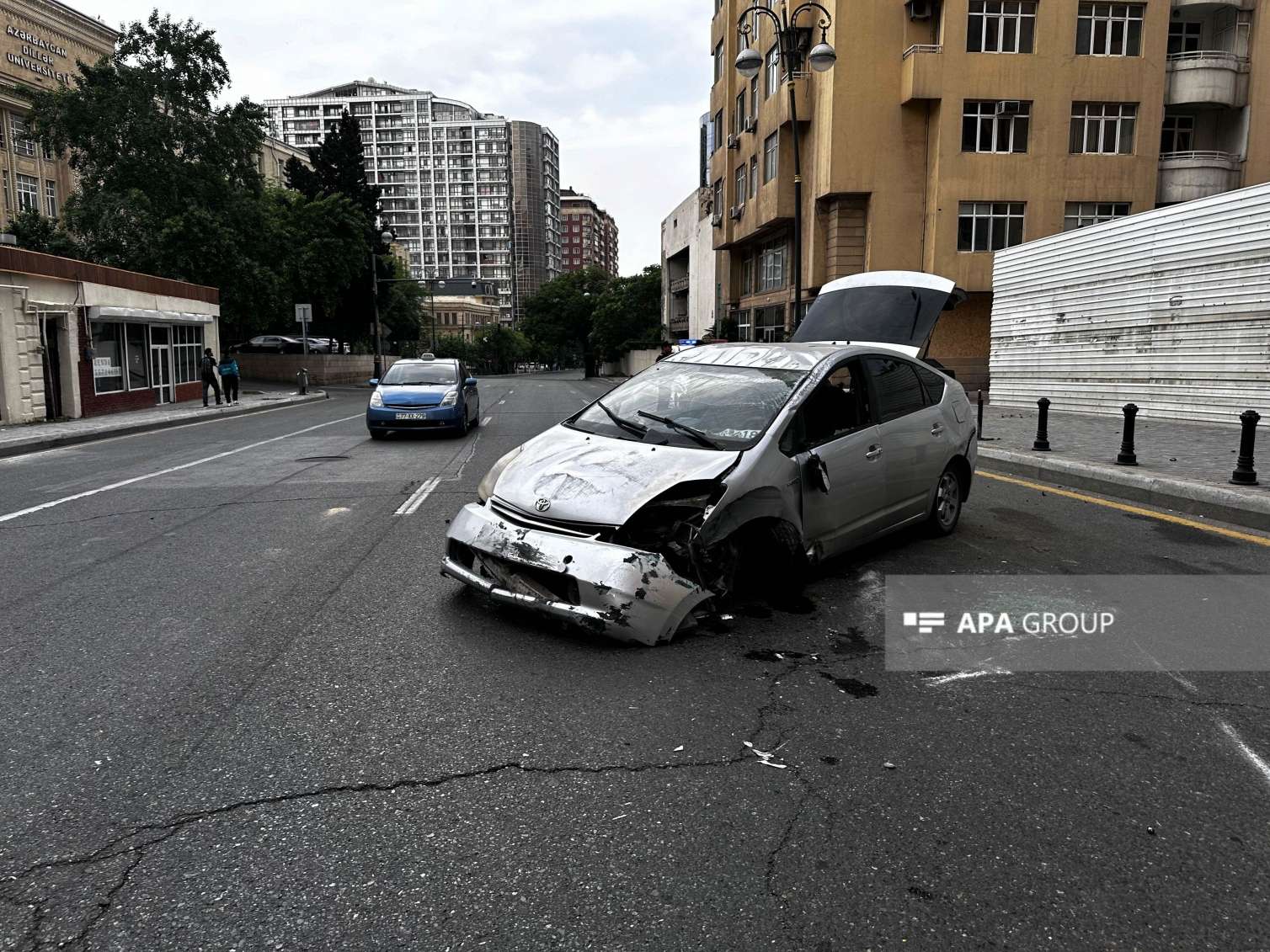 Telefona baxarkən “Prius”u aşırdı, xəsarət alan var -  FOTO