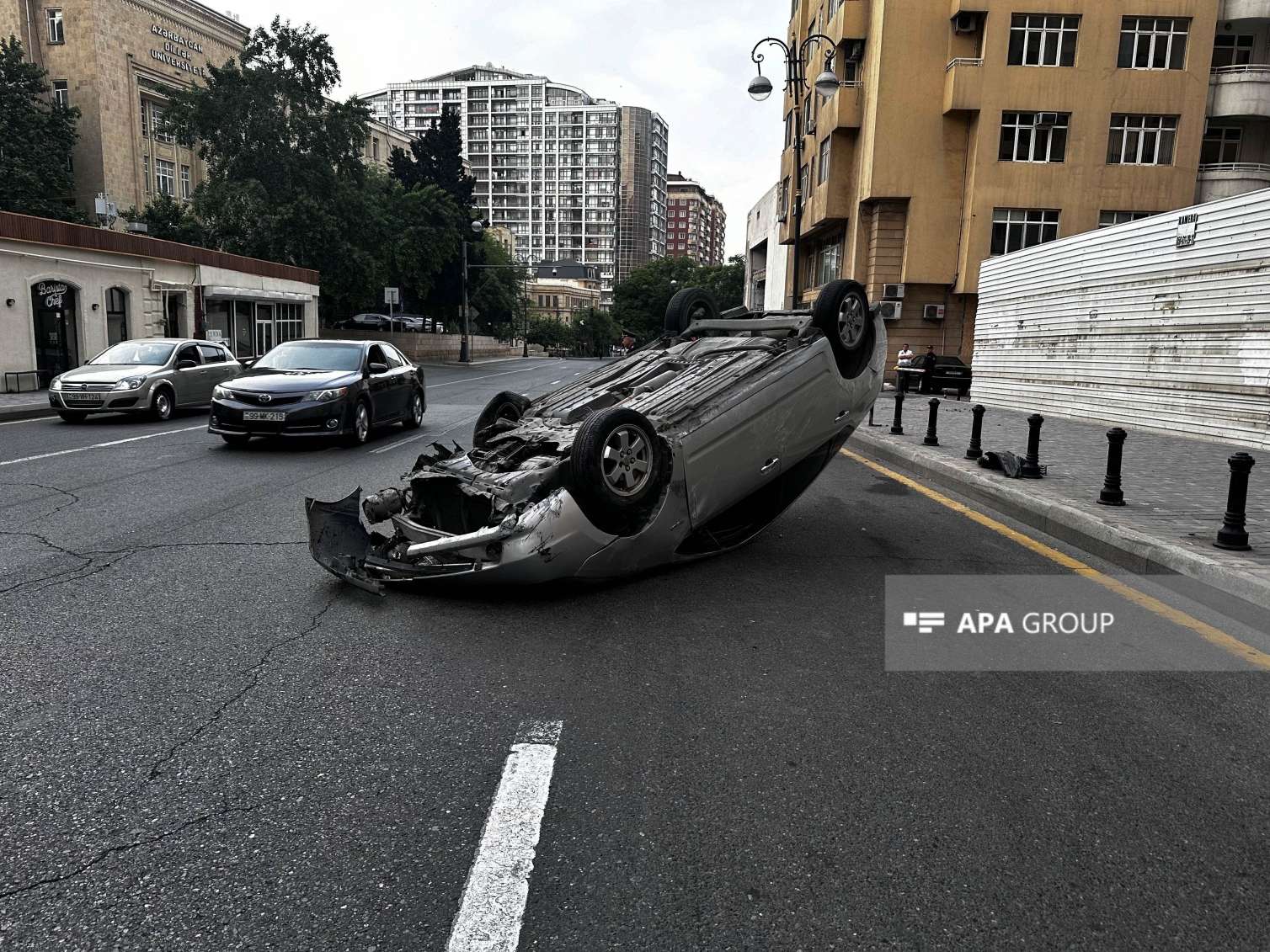 Telefona baxarkən “Prius”u aşırdı, xəsarət alan var -  FOTO