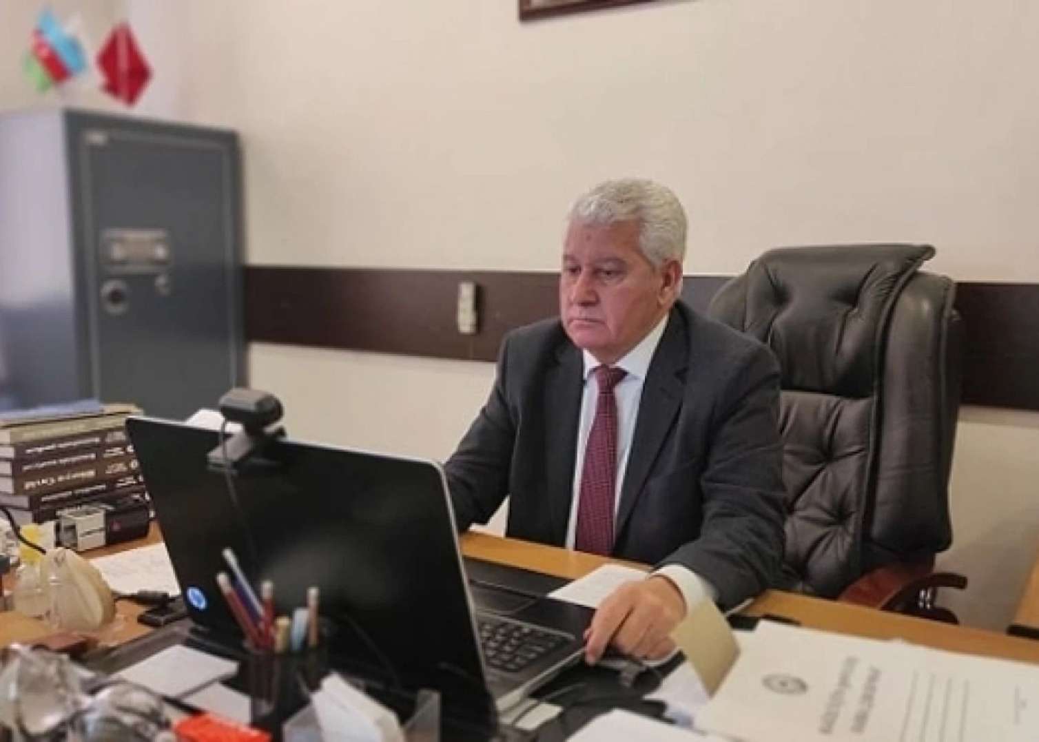 İnstitut direktoru istefa verdi 