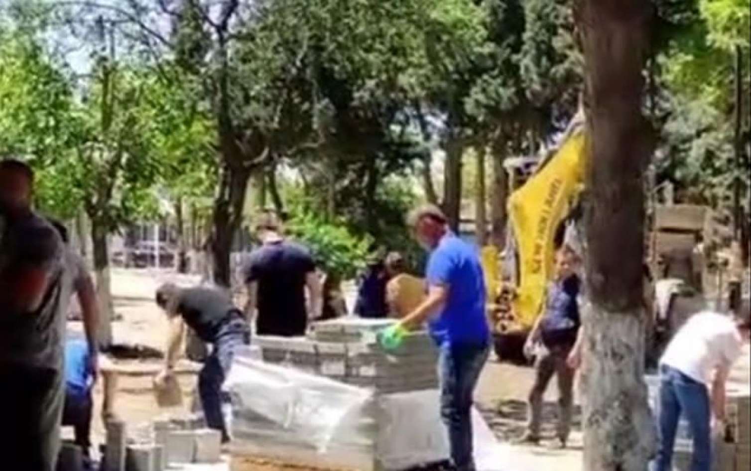 İcra başçısı fəhləlik etdiyi videodan danışdı 