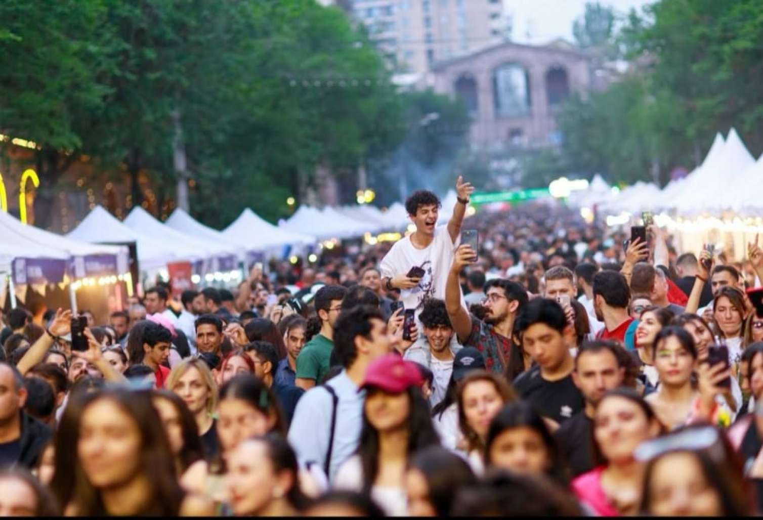 İrəvanda şərab festivalında insident: Ölən və yaralananlar var -  FOTO