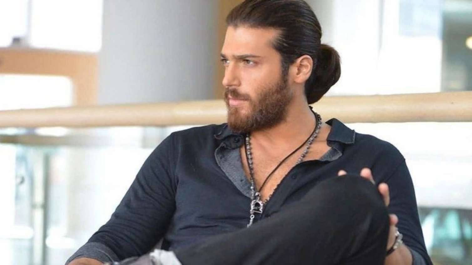 Can Yaman 11 milyonluq səhifəsini  SİLDİ 