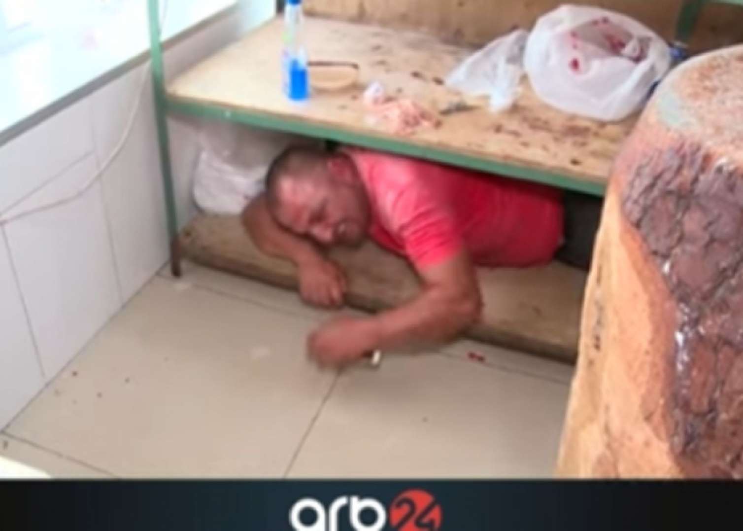 AQTA-nın yoxlanışında qəssab piştaxtanın altından çıxdı - VİDEO 