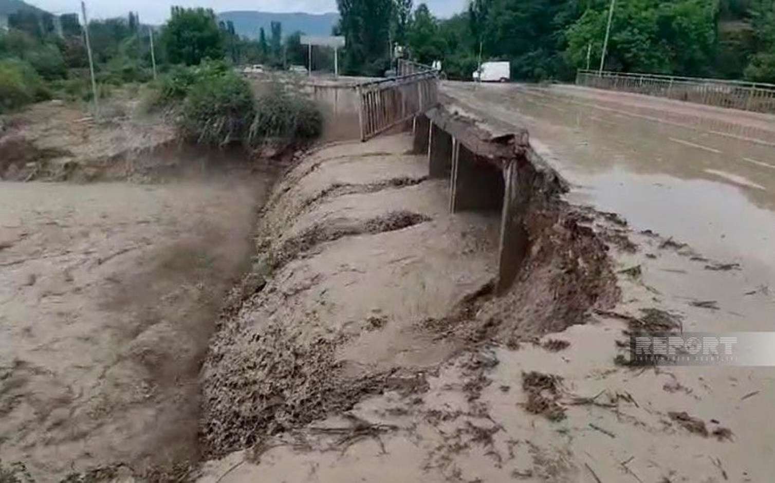 Qubada çay daşdı, kəndi su basdı - FOTO 